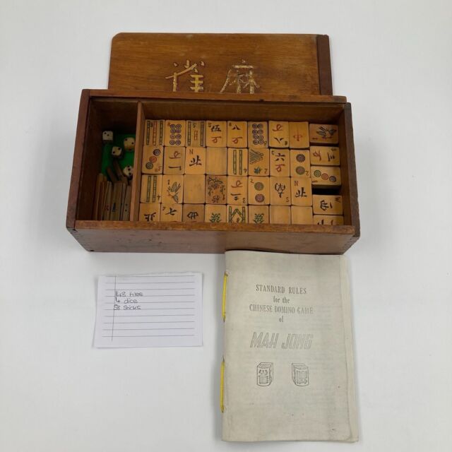 O mahjong na mesa antigo jogo de tabuleiro asiático fecha a imagem