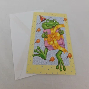 Tarjeta de felicitación de feliz cumpleaños rana con paquete de regalo sombrero globos amarillo azul verde - Imagen 1 de 7