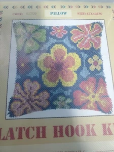LATCH HOOK PILLOW KIT~ HIPPIE STYLE FLOWERS~ 43 X 43 CM - Picture 1 of 4
