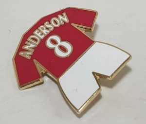 MANCHESTER UNITED #8 ANDERSON HEIMTRIKOT PIN ABZEICHEN MAN U FOOTBALL SOCCER  - Bild 1 von 2