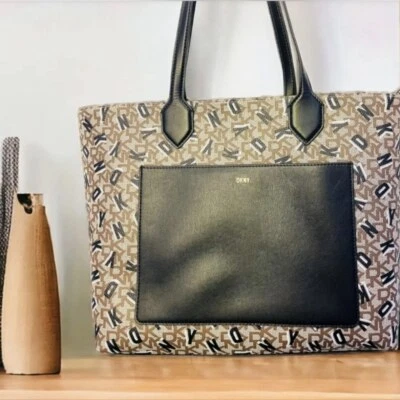 NUEVO CON ETIQUETAS AUTÉNTICO DKNY Signature Monograma Marrón Negro Blanco Grande Bolso Cartera Foto 1 de 4