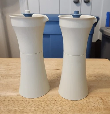 Tupperware Vintage Olio e Aceto Condimento Cruets #1246 Bianco e Blu NUOVO!! - Immagine 1 di 4