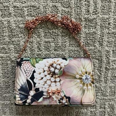 Bolso sin asas Ted Baker London Gem Gardens con lazo de noche con cadena de oro rosa Foto 1 de 4