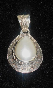 VINTAGE 925 STERLING SILVER ORNATE TEARDROP MABE PEARL PENDANT 7.2 GRAMS - Picture 1 of 6