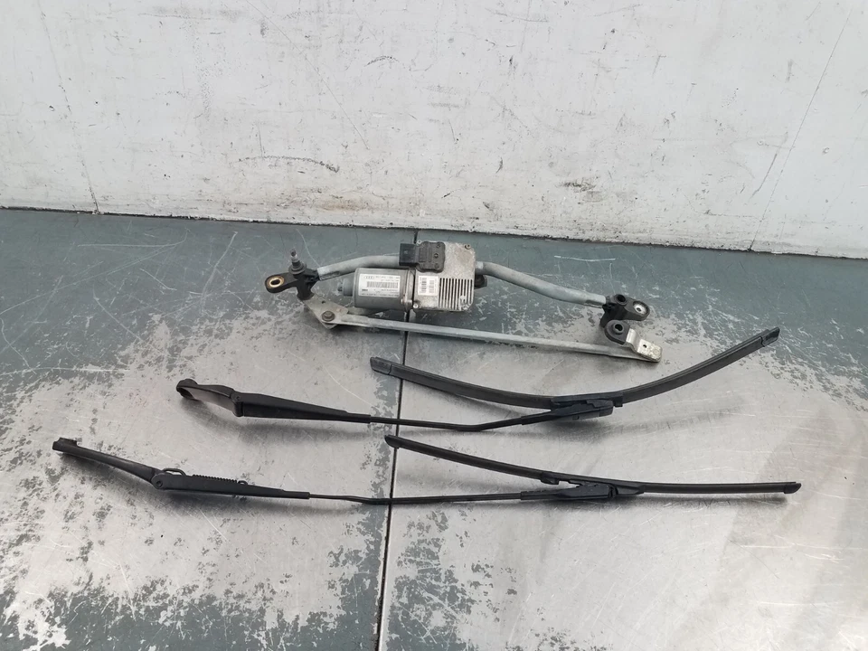 2012 奥迪 S4 Quattro B8 挡风玻璃刮风机/臂 #17 A8 — 第 1/4 张图片