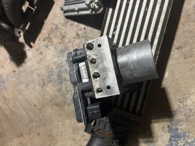 2009-2010 奥迪 A4 Quattro Abs 泵控制模块 U0ONC — 第 1/4 张图片