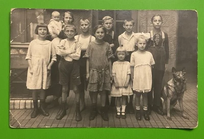 576/S-W Sehr alte Foto 20-30er Familienfoto mit deutscher Schäferhund 8,7x14 cm  - Bild 1 von 2
