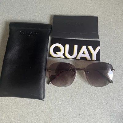 Óculos de sol feminino Quay lentes marrons com proteção UV após o horário novo - Imagem 1 de 4