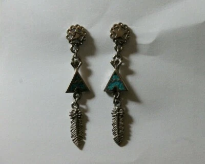 Brincos perfurados vintage EGE prata tom turquesa com incrustação 1993 pendurados em penas de tenda - Imagem 1 de 4