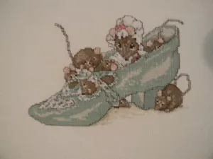 Completo punto croce VECCHIA DONNA CHE VIVEVA NELLA SCARPA asilo filastrocca bambino 12x14 -Nuovo - Foto 1 di 8
