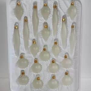 21 Vintage Feiertage Zeiten Geätztes weißes Glas Weihnachtsschmuck Tränen Kugeln - Bild 1 von 2