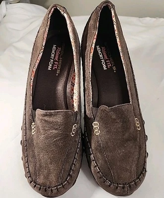 Zapatos sin cordones Skechers para mujer calce relajado de espuma viscoelástica marrón EE. UU. 9  Foto 1 de 4