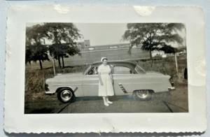 Ford Customline Club 1952 cupé y fotografía de enfermera 3F - Imagen 1 de 5
