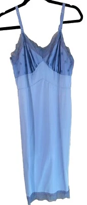 Vestido sin Mangas De Colección Periwinkle Y2K Usado en Excelente Condición XS-S Encaje y Detalle Floral Midi Vestido sin Mangas Foto 1 de 4