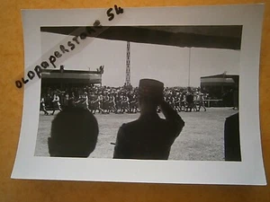 Photo guerre 39-45 défilé de soldats devant tribune officiel - Imagen 1 de 2