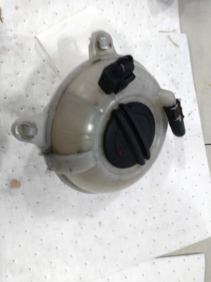 Used Engine Coolant Reservoir fits: 2018 Volkswagen Atlas  Grade A - Image 1 of 4
