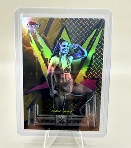 KIANA JAMES 2025 Topps Finest WWE Uncommon Gold Refractor /25 SP - Picture 1 of 3