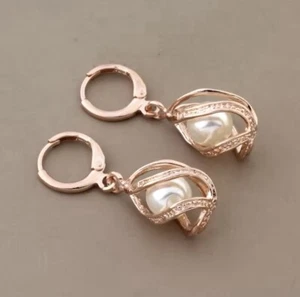 9ct Chapado Oro Rosa Perla Blanca Giro Jaula Pendientes Largos Caja Gratis - Imagen 1 de 9