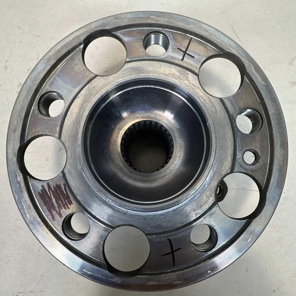 Mercedes-Benz GLC 43 AMG 2023 cupé cojinete de rueda trasera izquierda fabricante de equipos originales Foto 1 de 4