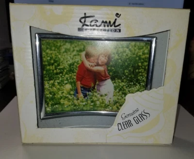 Marco de vidrio curvo Kami Collection de 3,5” por 5” con detalles plateados. Foto 1 de 2