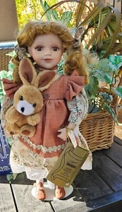 Muñeca ganadora del premio Seymore Mann colección porcelana muñeca JOY con conejo - Imagen 1 de 8