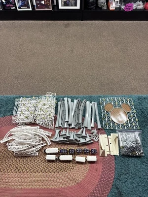 Múltiples juegos de monorriel de colección de Disney con gritos sobre Cali/pájaro naranja. Foto 1 de 4