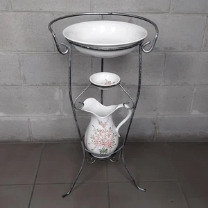 Set Toilette Da Pavimento In Metallo E Ceramica A Fiori Brocca Catino Vintage - Picture 1 of 13