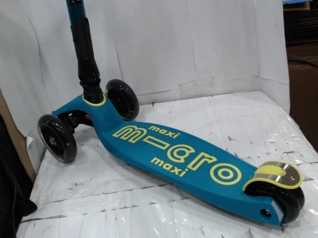 Usado Como Nuevo - Micro Kickboard Maxi Micro Deluxe Scooter Plegable, Verde Gasolina Foto 1 de 4