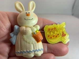 Lot of 2 Easter Rabbit Easter Egg HALLMARK 1975 Vintage Resin Gold Brooch V-7782 - Picture 1 of 3