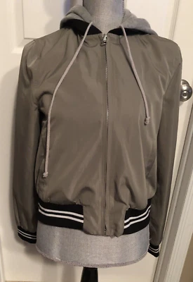 Новый без ЯРЛЫКОВ Bagatelle куртка свет военный зеленый серый внутри с капюшоном молнии SZ S - Изображение 1 из 4