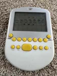 Radica Big Screen Solitaire elektronisches Handheld-Spiel gelb weiß 2008 funktionsfähig - Bild 1 von 9