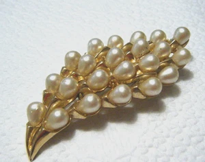 Broche prendedor vintage TRIFARI corona imitación blanco diseño hoja tono dorado - Imagen 1 de 5
