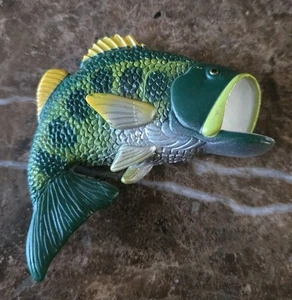 Big Mouth Bass Plastic Multicolor Green Silver Large Magnet - Picture 1 of 6
