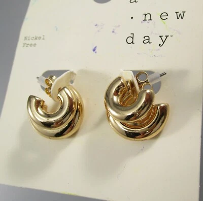 Nuevo con etiquetas A NUEVO DÍA Tono Dorado Doble Aro Níquel Libre Post Pendientes 113E Foto 1 de 4