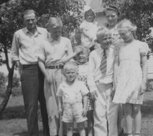 9Q Photograph Family Portrait Father Mother Man Woman Mom Dad Boy Girls 1942 - Picture 1 of 3