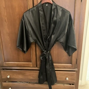 Latuza Black Robe Size Large Short Sleeve Silky Polyester - Picture 1 of 6