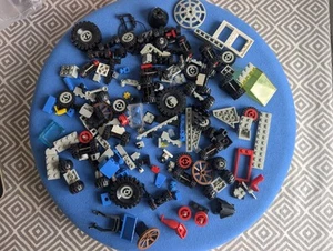 Lote de trabajo de piezas Lego mixtas vintage neumáticos ladrillos ruedas años 80 - Imagen 1 de 3