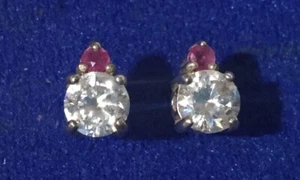 Simple Subtle Beautiful Crystal or Diamond Stones Earrings - Sterling Perhaps? - Picture 1 of 12