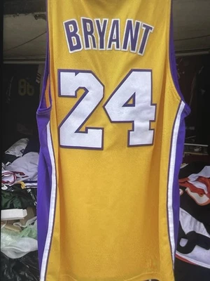 Camiseta deportiva Mitchell & Ness 100 % auténtica 2008-09 Kobe Bryant Lakers talla 44-nueva con etiqueta Foto 1 de 4