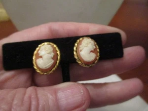 Vintage 1/20 12K gold filled cameo earrings, screw backs, 3/4 x 1/2" - Picture 1 of 4