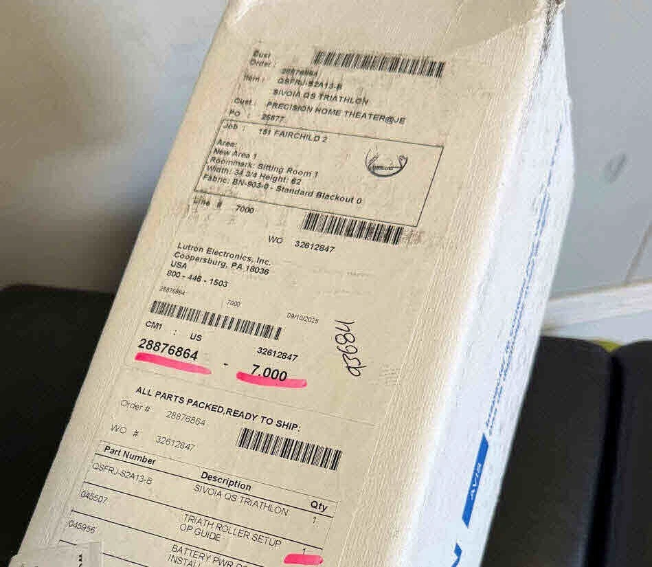 全新 Lutron Sivoia QS 铁人三项滚轮灯罩 - 宽 34 3/4 高度 62 织物-BN903- — 第 1/3 张图片