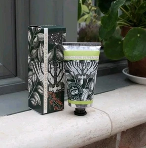 Kew Gardens Sandelholz & rosa Pfeffer Handcreme. Feuchtigkeitsspendende Handcreme  - Bild 1 von 2