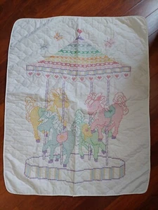 Vintage Babydecke handbestickt Pastell Karussell Pferde Merry Go Round - Bild 1 von 8