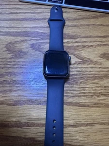 Apple Watch SE 40mm Boîtier en Aluminium Gris Sidéral avec Bracelet Sport Noir - Régulier... - Photo 1 sur 2