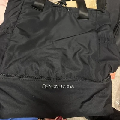 Mochila tiracolo Beyond Yoga preta conversível para academia viagem - Imagem 1 de 4