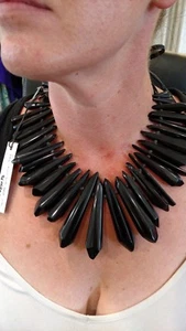 IMPRESIONANTE COLLAR DE ACRÍLICO Y CUERO NEGRO DINERO DE COLECCIÓN. NUNCA USADO. ¡Con etiquetas! - Imagen 1 de 3
