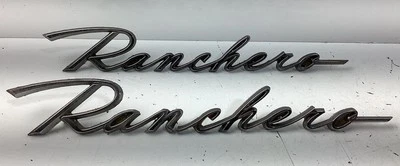 1961 Ford Ranchero Fender emblema roteiro, par de 2, um quebrado - Imagem 1 de 4