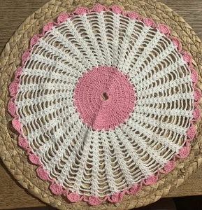 Vintage gehäkeltes rosa und weißes Deckchen rund 12" Handarbeit top - Bild 1 von 2