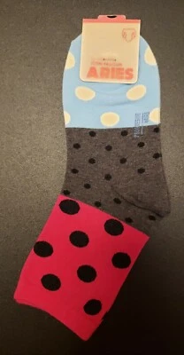 Calcetines al tobillo de algodón peinado a lunares hechos en Corea Foto 1 de 2