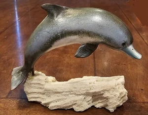 Statua in legno intagliato dipinto a mano delfino che salta sul corallo  - Foto 1 di 6